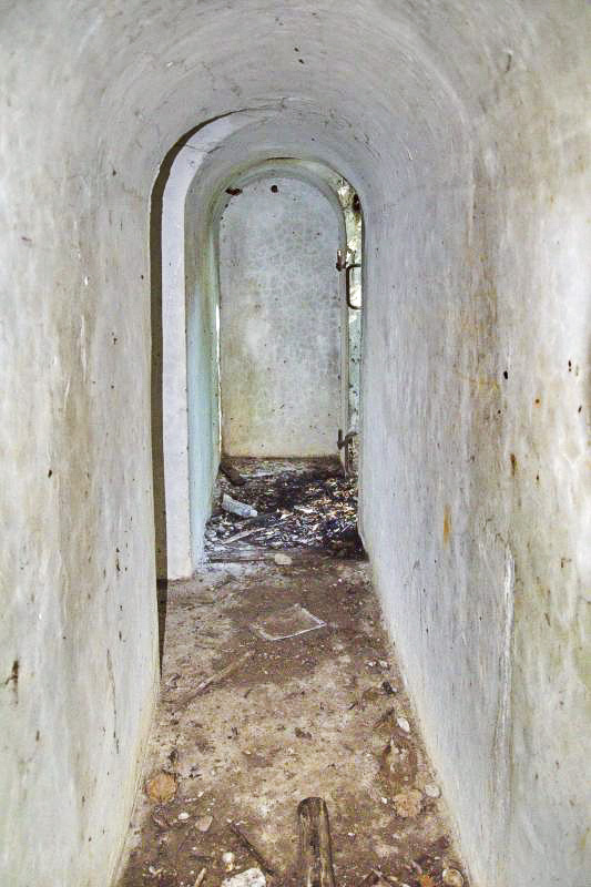 Ligne Maginot - PA KEMBS CENTRE 2 - (Blockhaus pour arme infanterie) - Couloir reliant les deux entrées. Au fond la niche à munition, à droite l'entrée Est et à gauche le couloir d'accès à la coupole.
