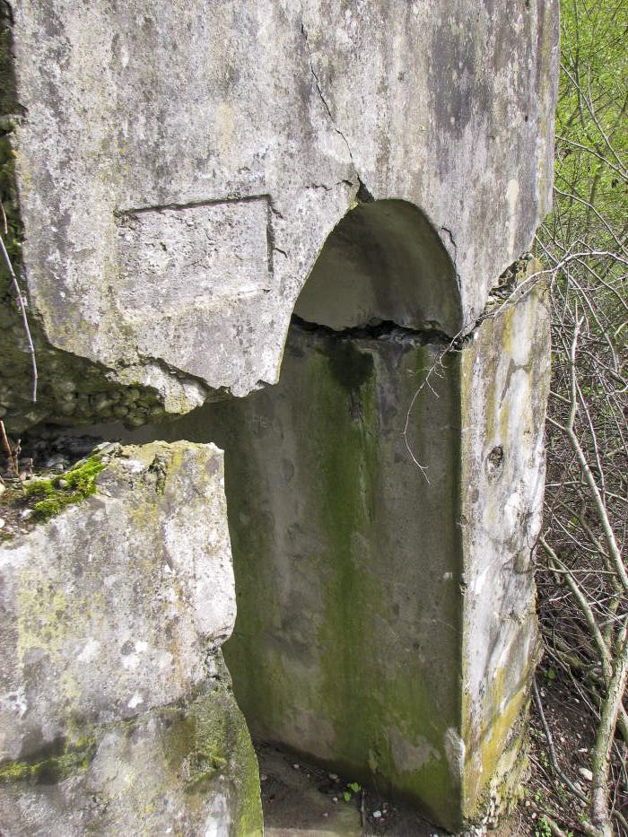Ligne Maginot - PA NIFFER 2 - (Cuve pour arme d'infanterie) - L'accès arrière. Une plaque devait y figurer; on en voit l'emplacement.