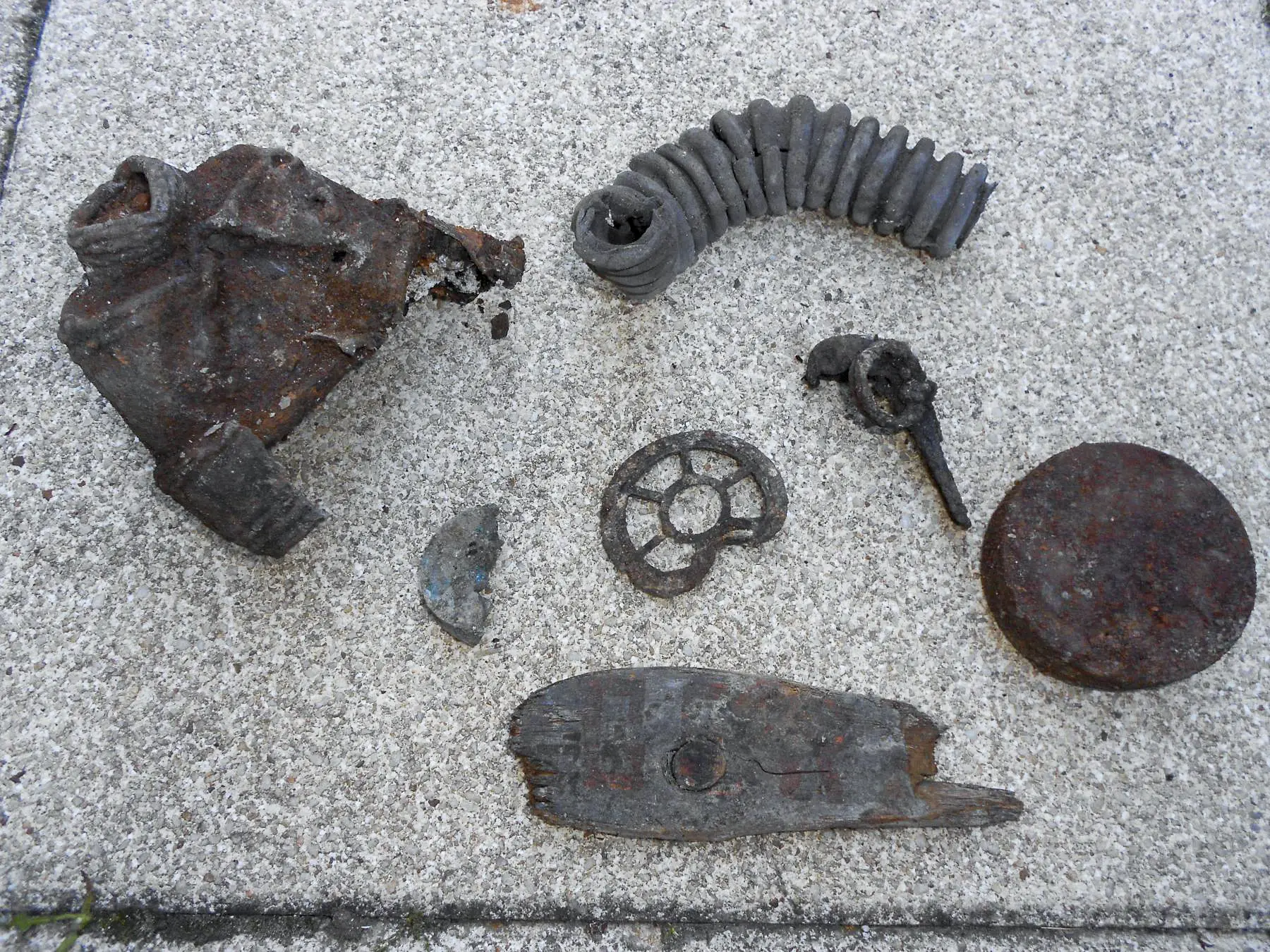 Ligne Maginot - 80 - UFFHEIM NORD OUEST - (Casemate d'artillerie) - Restes d'équipements retrouvés dans les gravats.