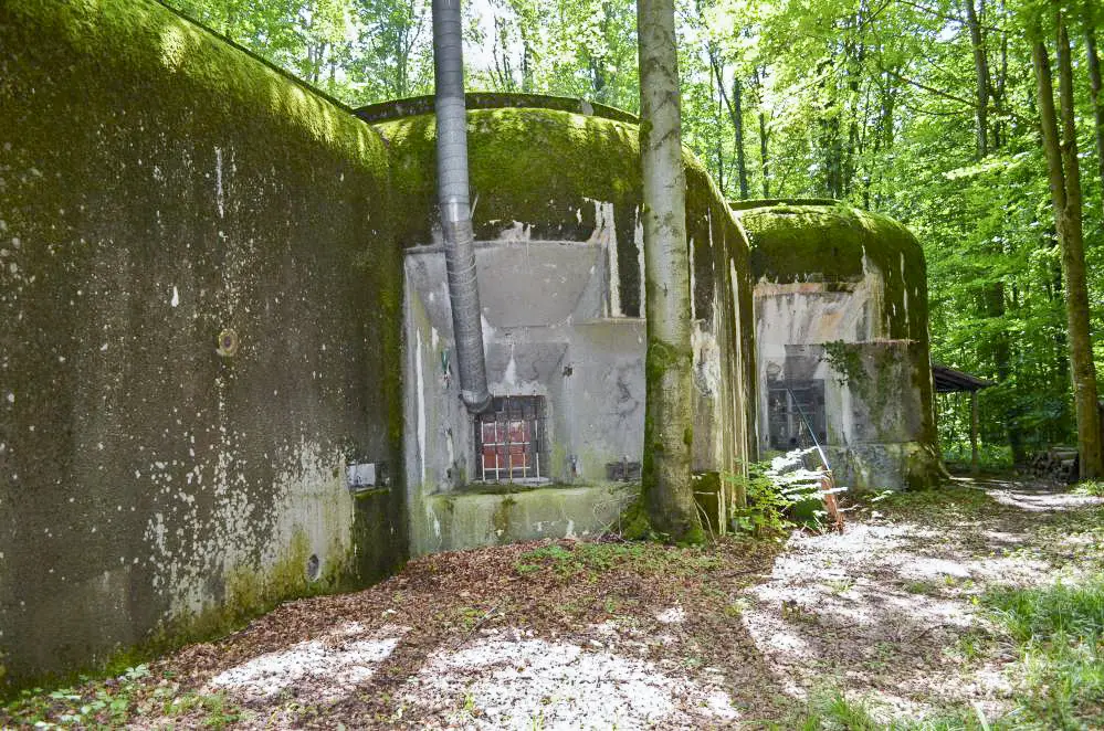 Ligne Maginot - 104 - BREITENHAG - (Casemate d'artillerie) - Vue sur les embrasures des canons, et le créneau FM