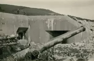 Ligne Maginot - S2 - (Position d'artillerie préparée) - L'une des pièces de la batterie avec le bloc 1 en fonc