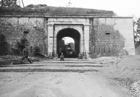 Ligne Maginot - CHATEAU DE BELFORT - (PC de Secteur) - La porte  Est de la citadelle (Chateau de Belfort) avec un barage constitué de tranchées et un char barrant le passage