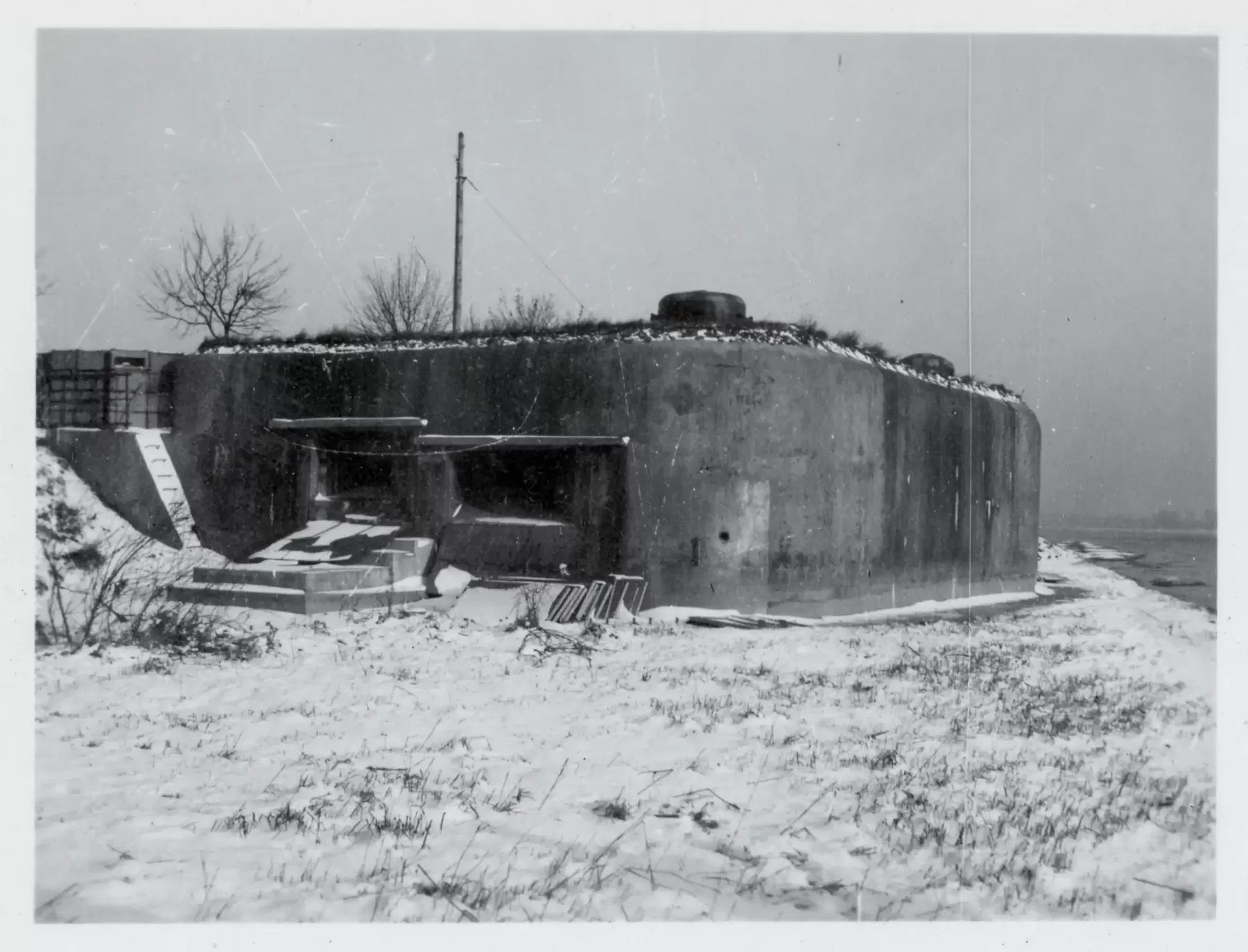 Ligne Maginot - BASSIN AUX PETROLES - (Casemate d'infanterie - Double) - Vue sur la chambre de tir Sud et la cloche VDP
