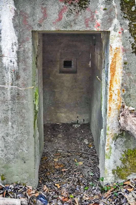 Ligne Maginot - PA DE SIERENTZ OUEST 1 - (Blockhaus pour canon) - Entrée des hommes et le créneau de défense au fond du couloir