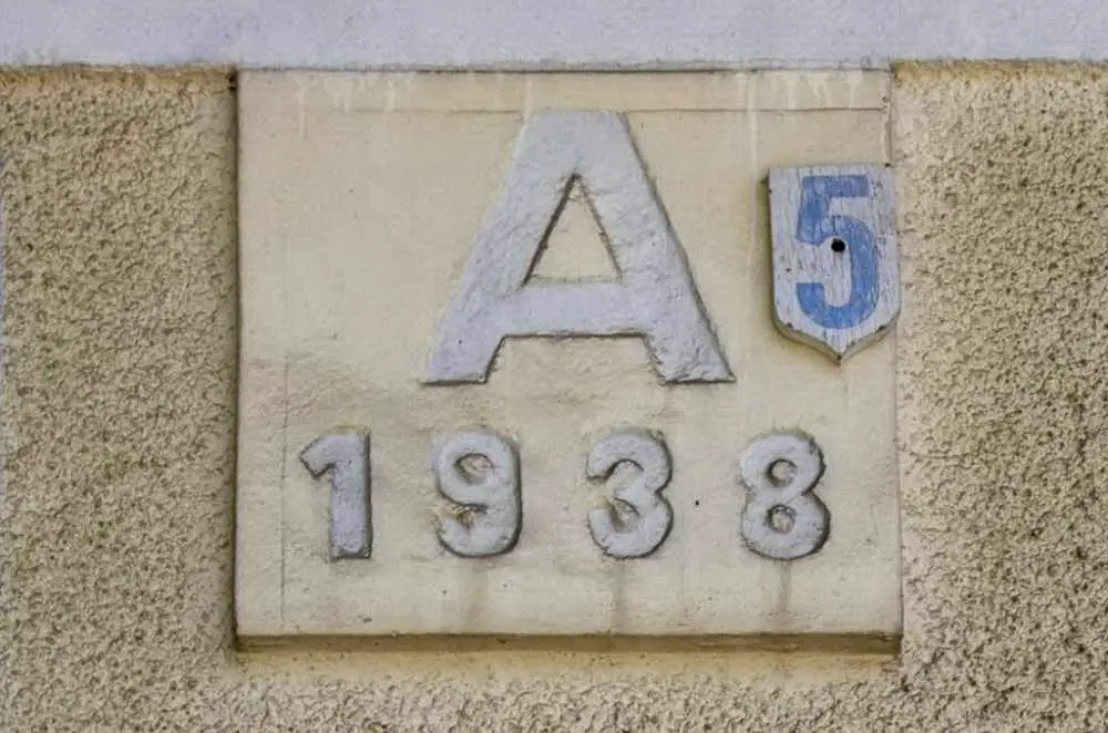 Ligne Maginot - WILLERHOF - (Camp de sureté) - Cartouche du bâtiment 'A  - 1938'
Le petit 5 dans une forme de blason pourrait être en bois peint et rajouté par le propriétaire  actuel