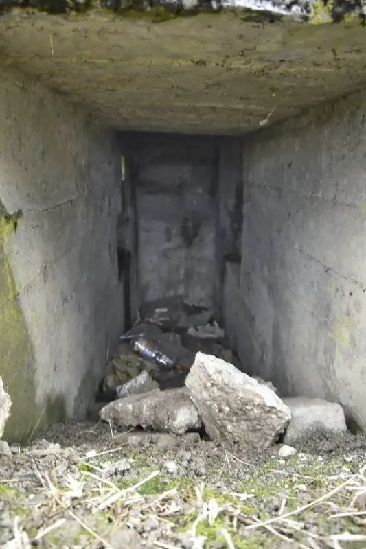 Ligne Maginot - EICHHAG 1 - (Blockhaus pour arme infanterie) - Couloir faisant office de chambre de tir.
A gauche le créneau de tir et à droite la niche à munitions.