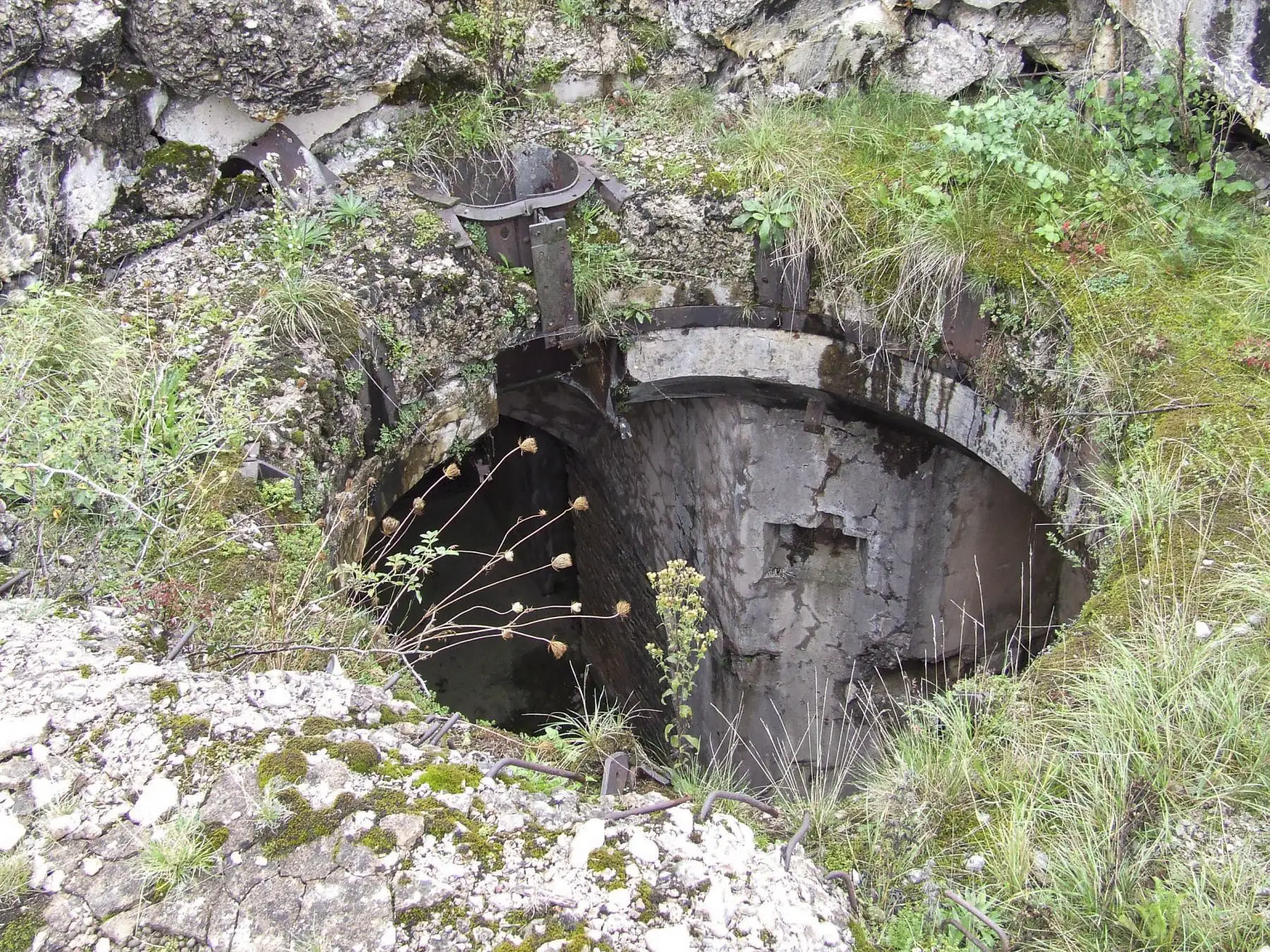 Ligne Maginot - FORT DE BESSONCOURT - (Position d'artillerie préparée) - Le puits d'une tourelle de 75mm ferraillée.