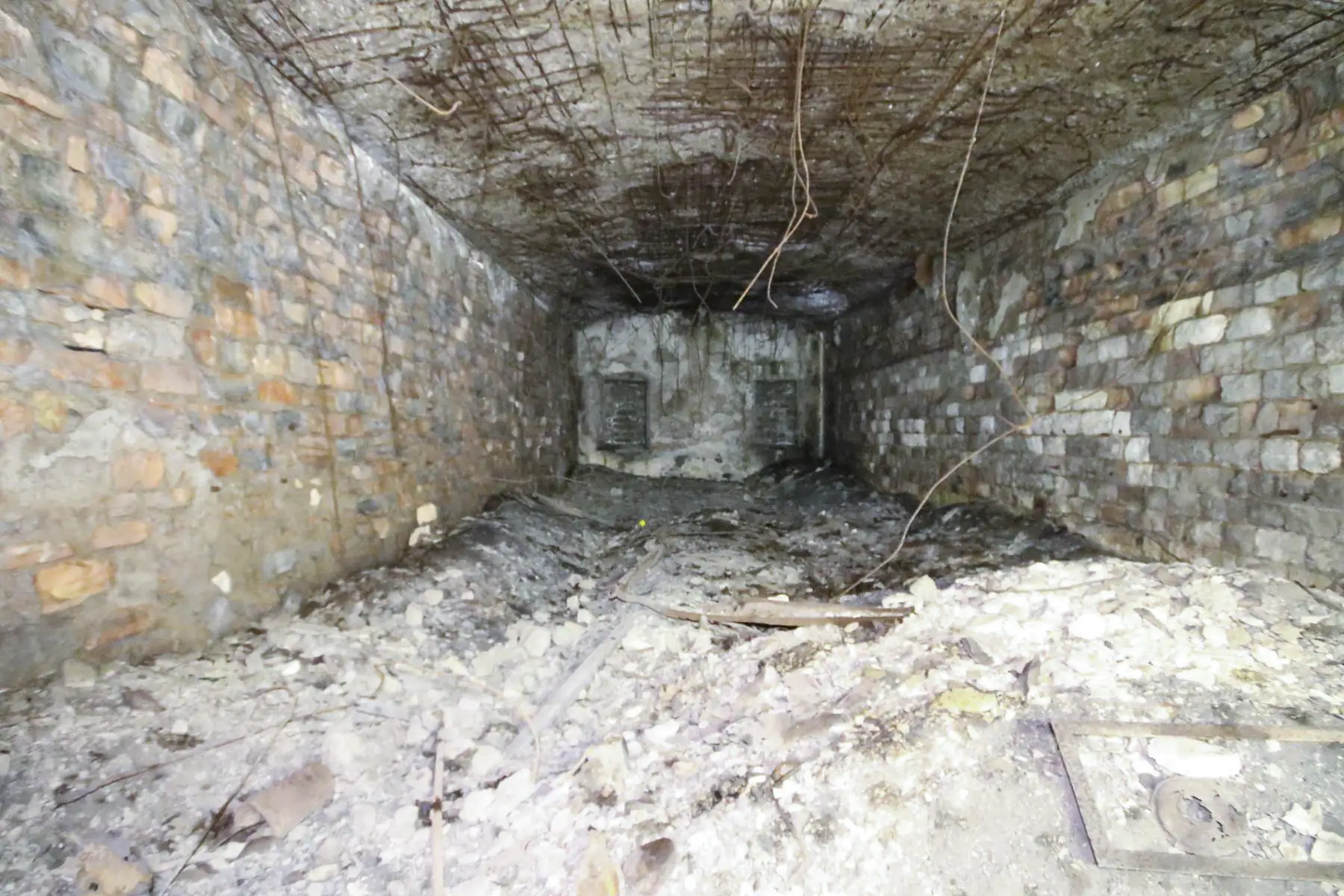 Ligne Maginot - FORT DE VEZELOIS - (Position d'artillerie préparée) - Cette piece du casernement est endommagé par une explosion de matériel allemand