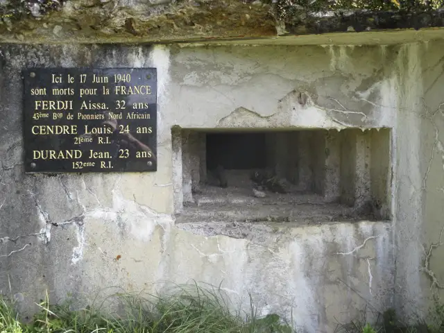 Ligne Maginot - B36 - ABBAYE 1 - (Blockhaus pour arme infanterie) - Plaque commémorative concernant 3 soldats tués le 17 juin 1940.