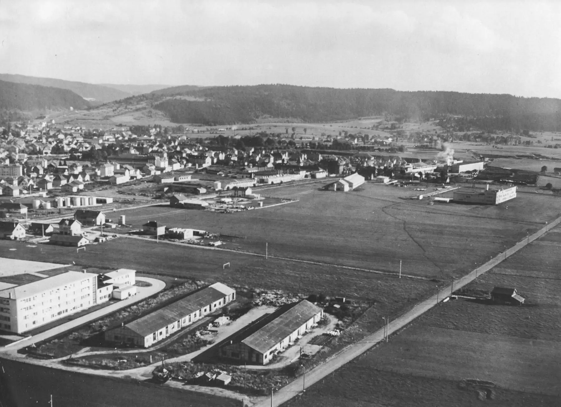 Ligne Maginot - PONTARLIER - (Casernement) - Le centre mobilisateur, en bas de cette photo aérienne de Pontarlier dans les années 60.