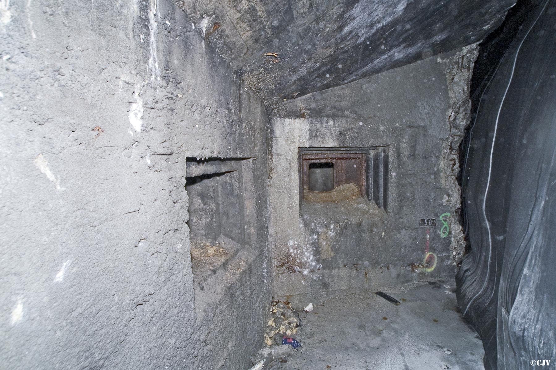 Ligne Maginot - TUNNEL DE L'ECLUSE - (Blockhaus pour canon) - Les créneaux coté tunnel