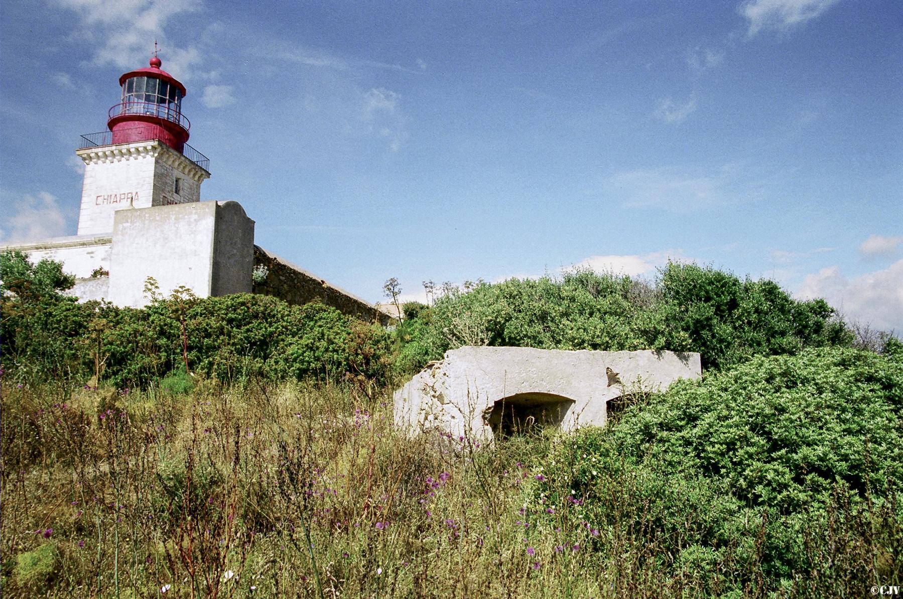 Ligne Maginot - BATTERIE DE LA POINTE CHIAPPA - (Position d'artillerie préparée) - Le phare et un petit magasin
