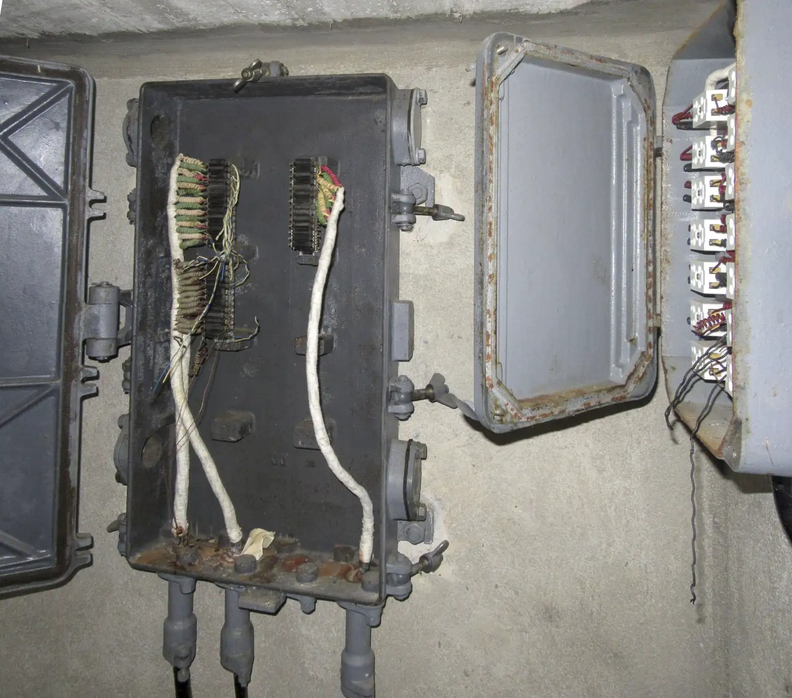 Ligne Maginot - 7 - REPLAT DES CANONS - (Chambre de coupure) - L'équipement et une partie des cables est toujours en place 