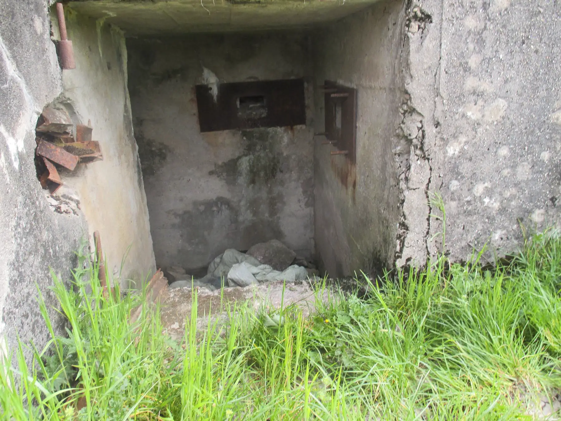 Ligne Maginot - DRIESCHBERG 2 - (Blockhaus pour canon) - Vue de l'entrée et des créneaux de défense rapprochée