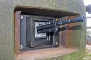 Ligne Maginot - Cloche GFM type A - Le FM 24-29  en position dans le créneau