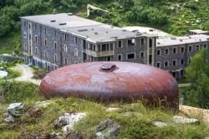 Ligne Maginot - LAVOIR - (Ouvrage d'artillerie) - Bloc 3
Cloche VDP avec le casernement en arrière-plan