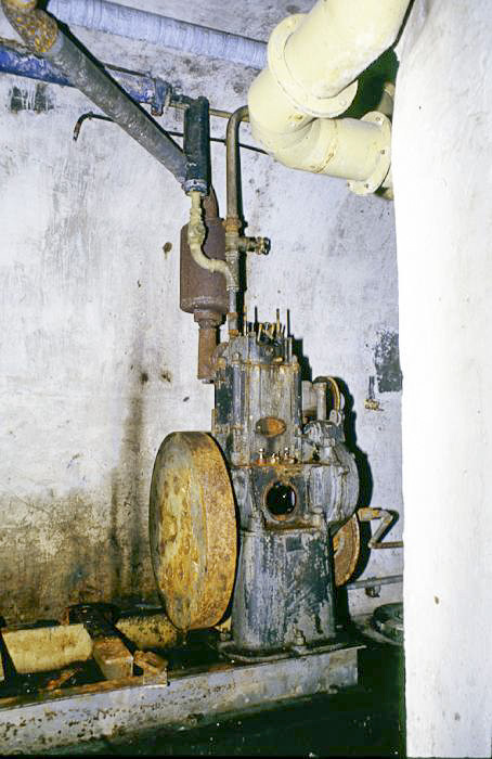 Ligne Maginot - PIC DE GARUCHE - (Observatoire d'artillerie) - Le reste du groupe électrogène à moteur Baudouin DB 1 alimentant l'ouvrage