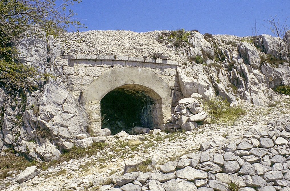 Ligne Maginot - PIC DE GARUCHE - (Observatoire d'artillerie) - Anciens abris à 50 mètres de l'entrée de l'ouvrage