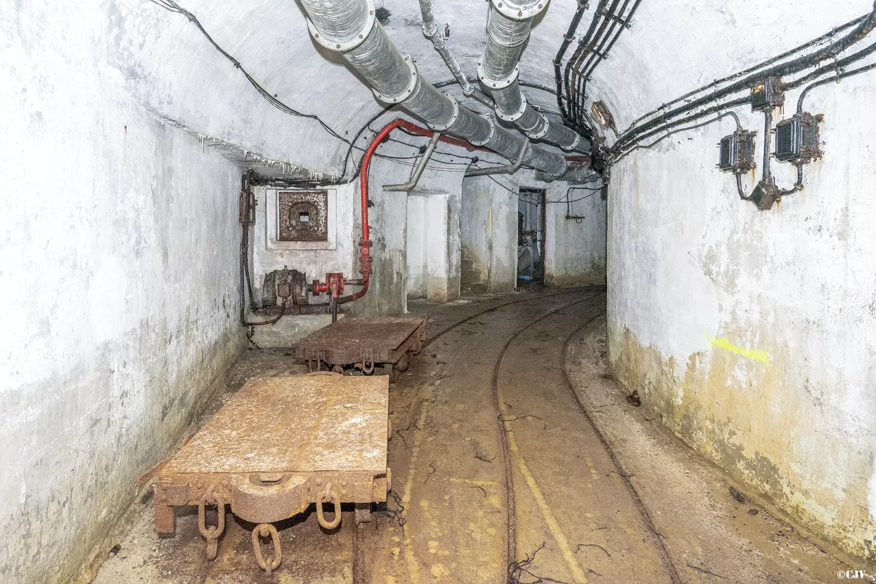 Ligne Maginot - LAVOIR - (Ouvrage d'artillerie) - Galerie de l'entrée munitions
De gauche à droite : le créneau de défense intérieure et la pompe à gasoil, l'accès au créneau FM de défense intérieure, les latrines et l