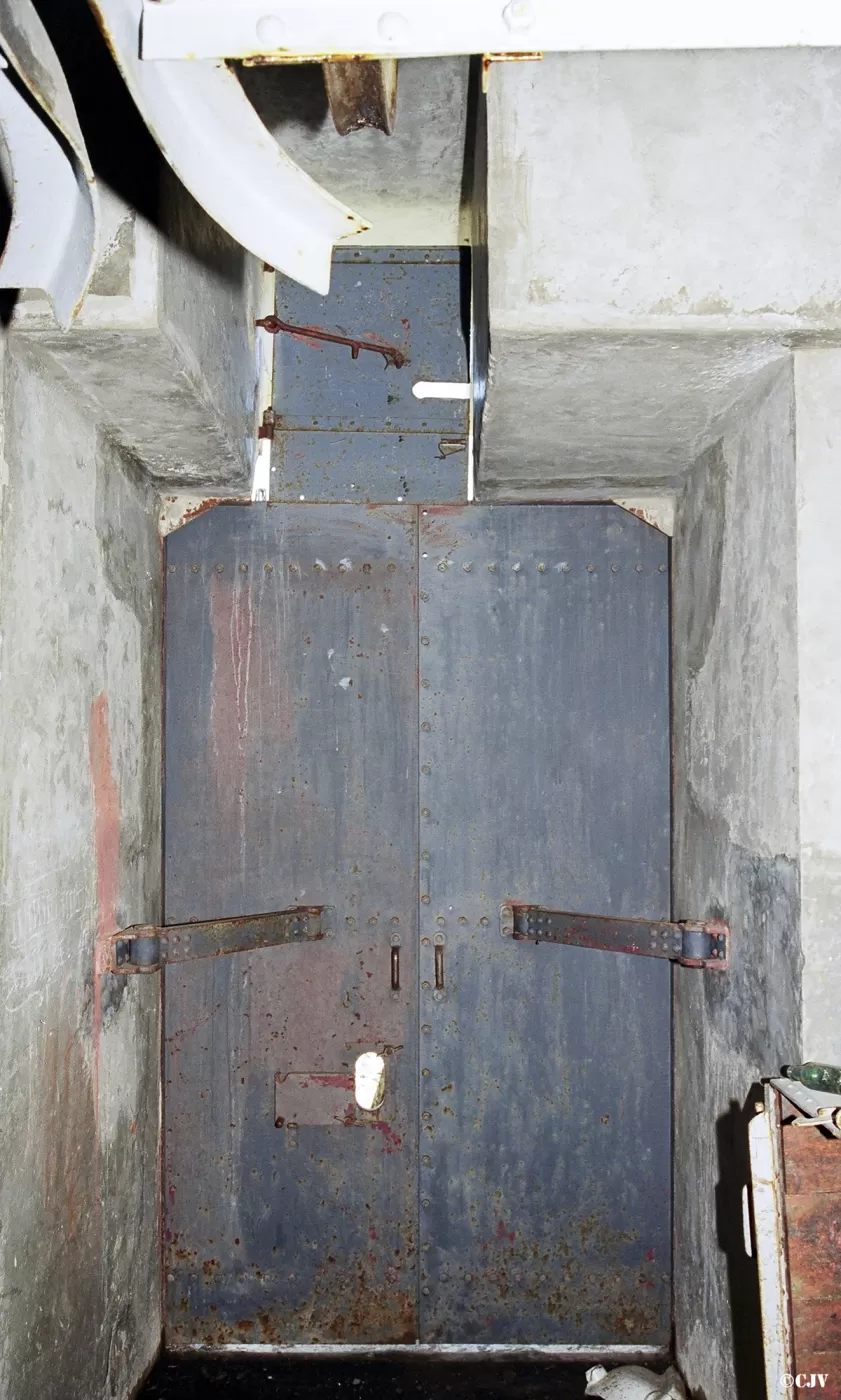 Ligne Maginot - PAS DU ROC - (Ouvrage d'artillerie) - L'entrée de l'ouvrage
Vue intérieure de l'une des deux portes du téléphérique