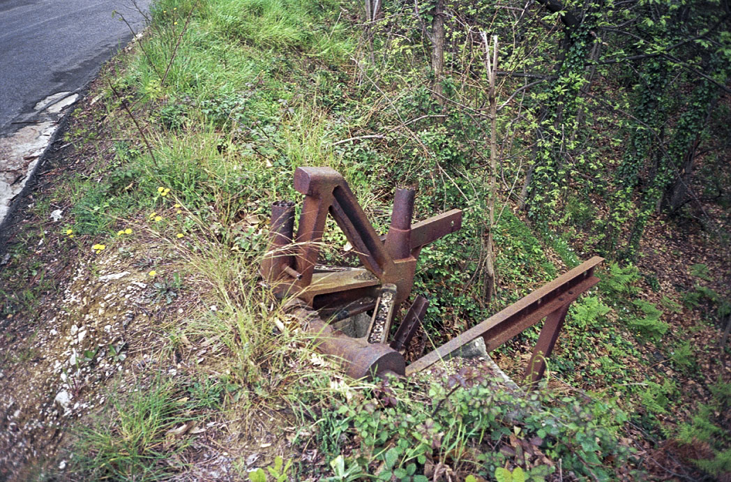 Ligne Maginot - COL DE GARDE - (Barrage de Route) - Restes de la barrière antichars