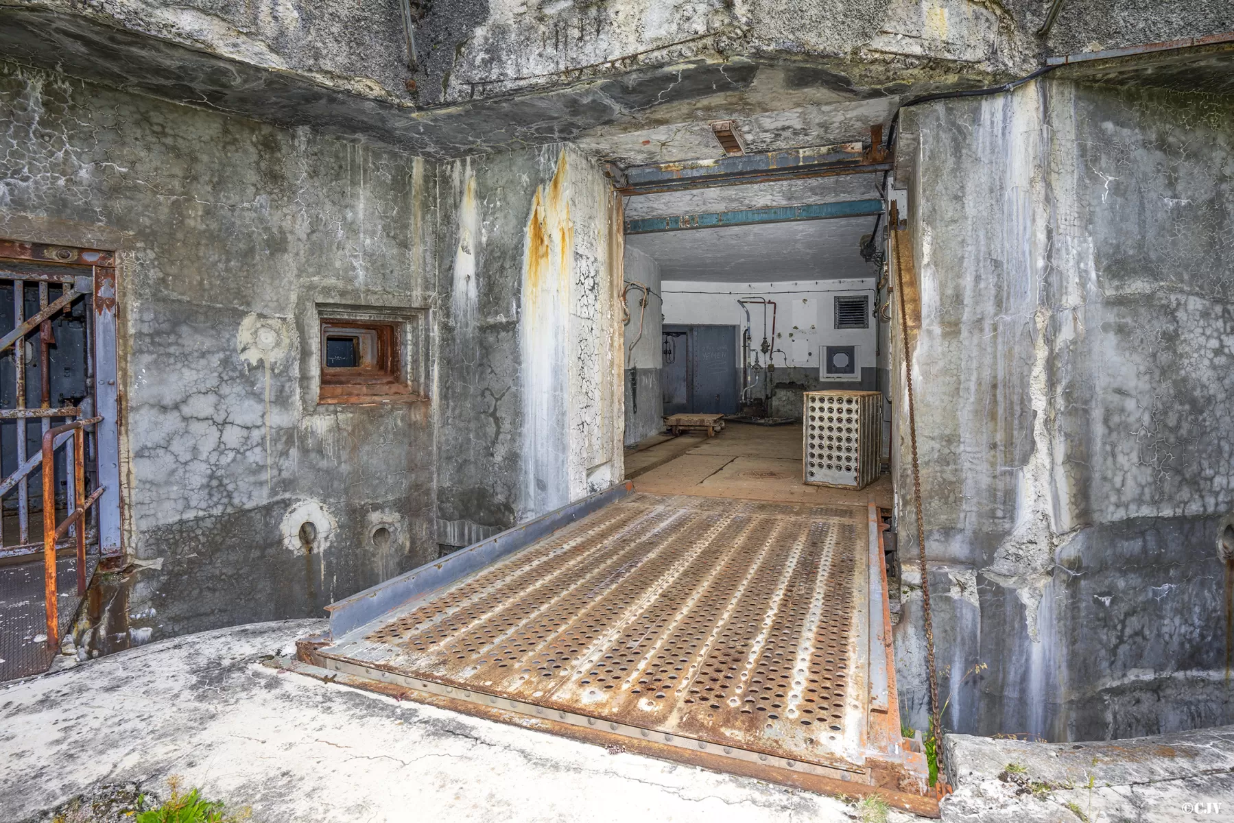 Ligne Maginot - SAPEY - (Ouvrage d'artillerie) - Bloc EHM
Les entrées