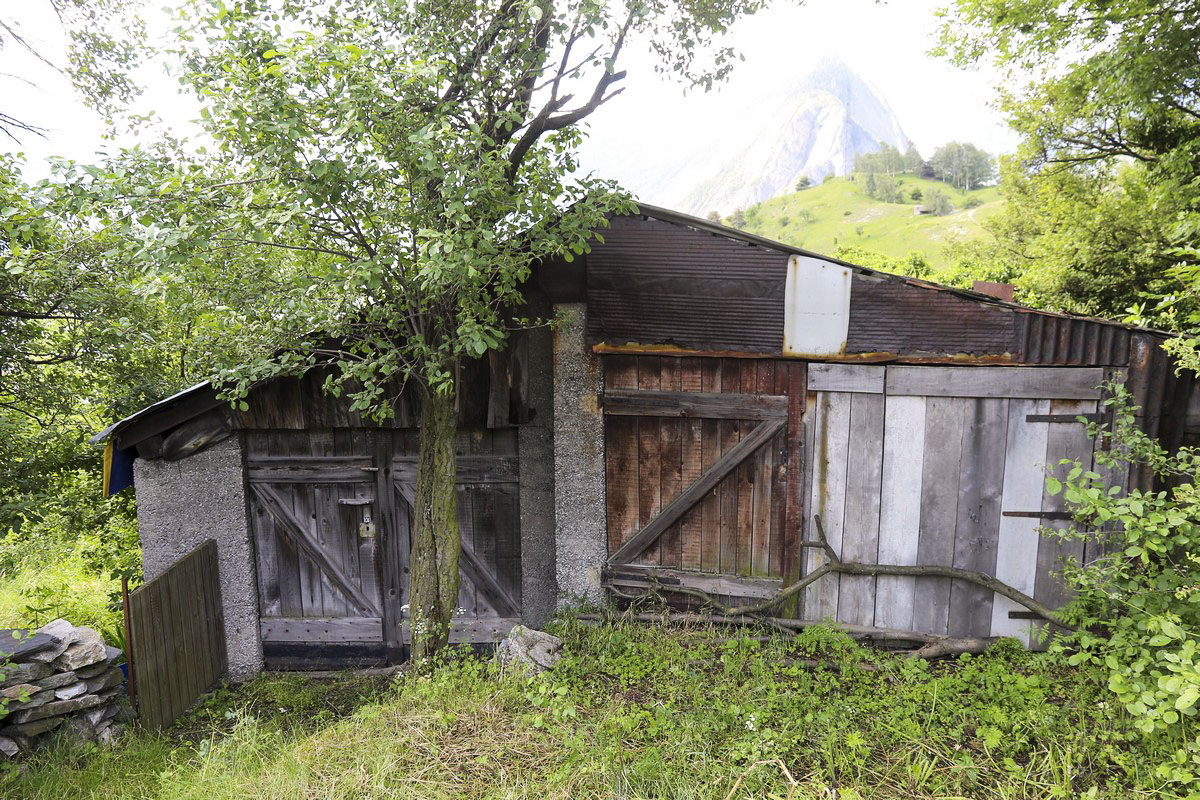 Ligne Maginot - B11 - PAS DE LA PORTE CENTRE - SA-6 - (Blockhaus pour arme infanterie) - La grange qui surmonte le bloc