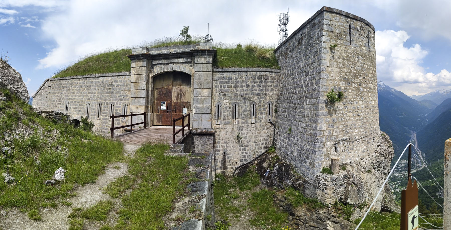 Ligne Maginot - TELEGRAPHE - BERWICK - (Position d'artillerie préparée) - Entrée supérieure.
A droite la Maurienne vers Modane