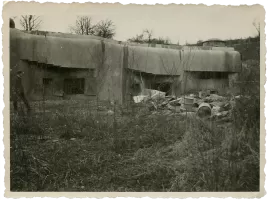 Ligne Maginot - ACA2 - STOCKEN - (Casemate d'artillerie) - La casemate après la défaite .
Noter la fausse tourelle  sur le dessus