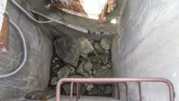 Ligne Maginot - SAINT JOSEPH NORD - (Chambre de coupure) - Vue plongeante dans l'ouvrage d'une profondeur de 2 mètres et une jonction entre deux câbles. Le puits de la CC fait 1mx1m de surface intérieure.