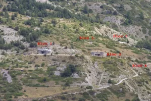 Ligne Maginot - SAINT OURS HAUT (SOH) - (Ouvrage d'artillerie) - Vue d'ensemble depuis le bloc 5 de l'ouvrage de Roche la Croix.
L'emplacement du bloc 4 est indiqué mais son unique cloche n'est pas visible ici.