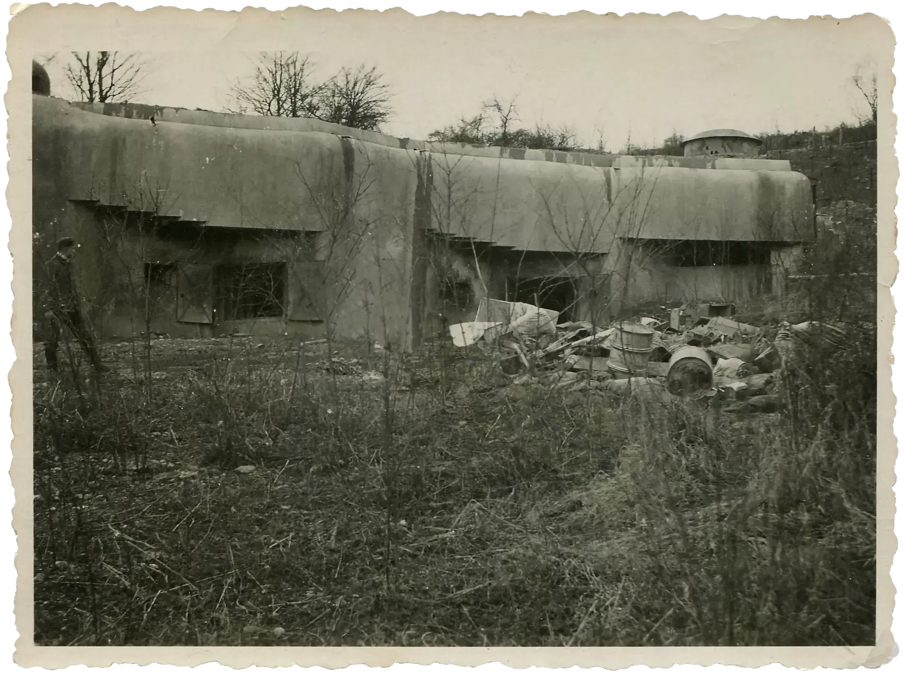 Ligne Maginot - ACA2 - STOCKEN - (Casemate d'artillerie) - La casemate après la défaite .
Noter la fausse tourelle  sur le dessus