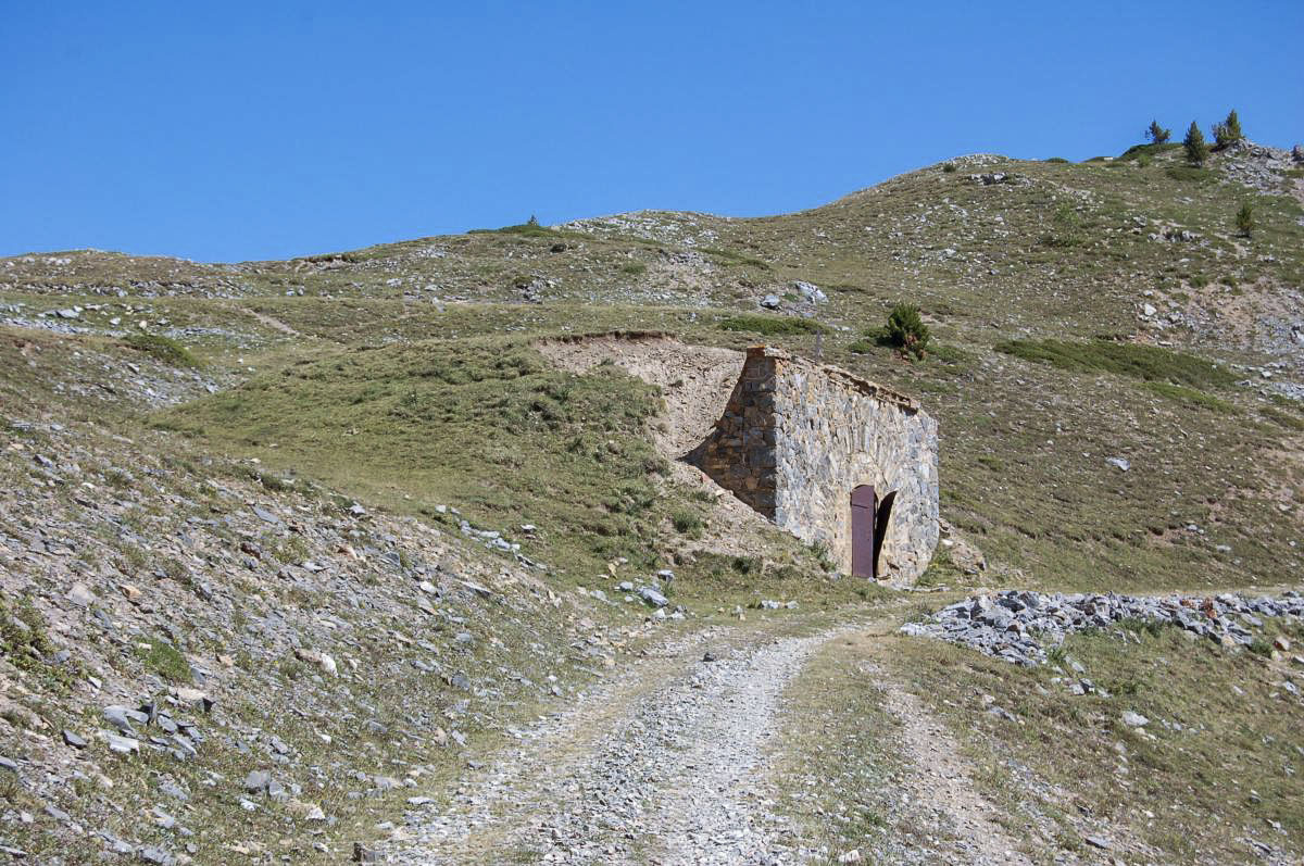 Ligne Maginot - GRANDE MAYE EST - (Position d'artillerie préparée) - Abri à munitions, la batterie est visible à gauche au-dessus