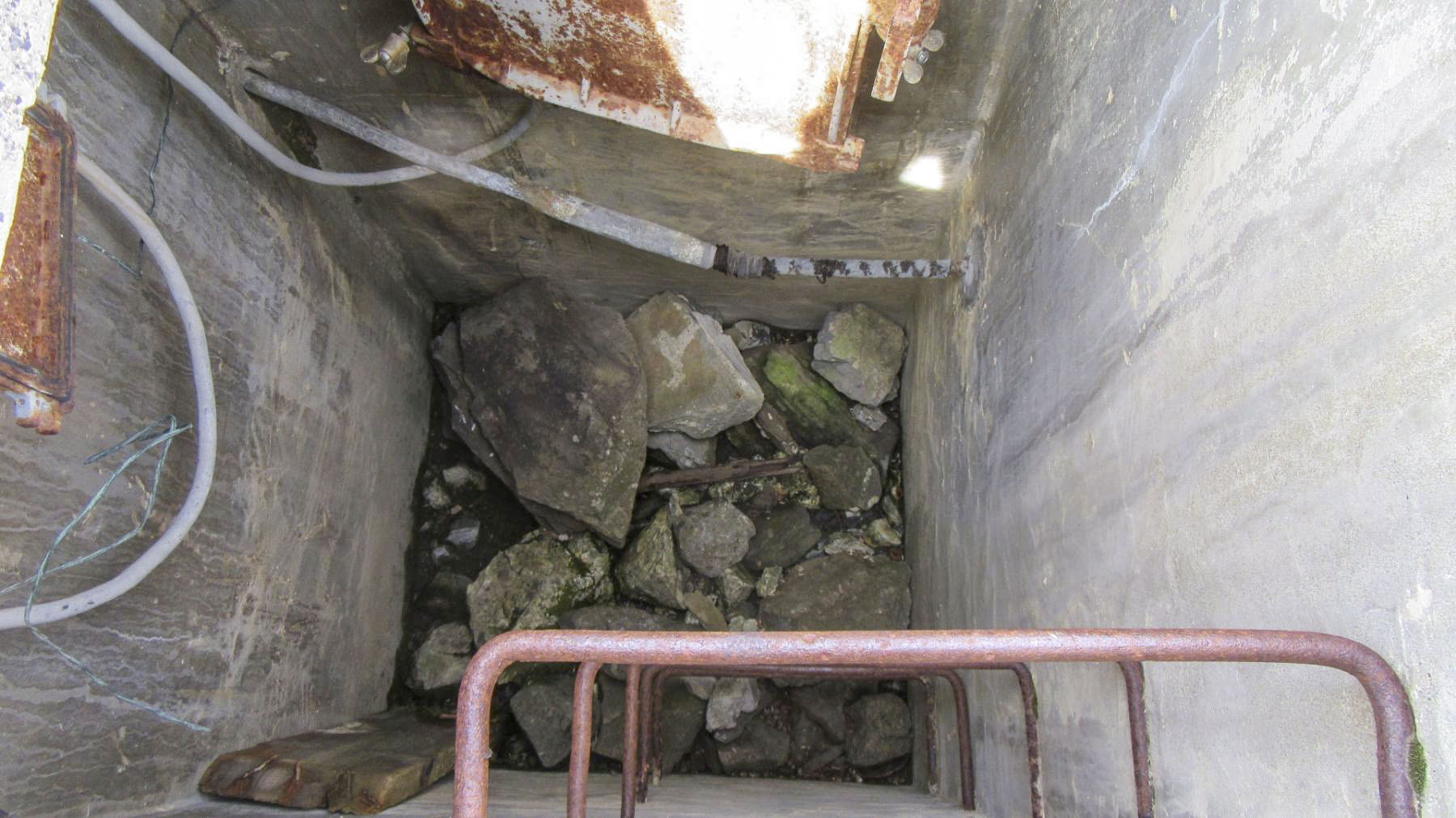 Ligne Maginot - SAINT JOSEPH NORD - (Chambre de coupure) - Vue plongeante dans l'ouvrage d'une profondeur de 2 mètres et une jonction entre deux câbles. Le puits de la CC fait 1mx1m de surface intérieure.