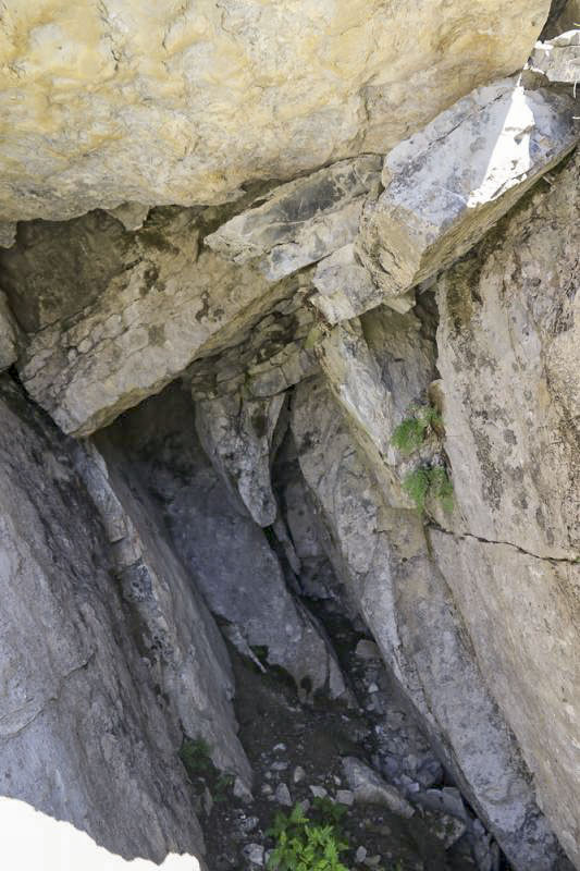 Ligne Maginot - LES ACLES EST 5 - (Abri) - En extrémité de tranchée un petit abri sous roc