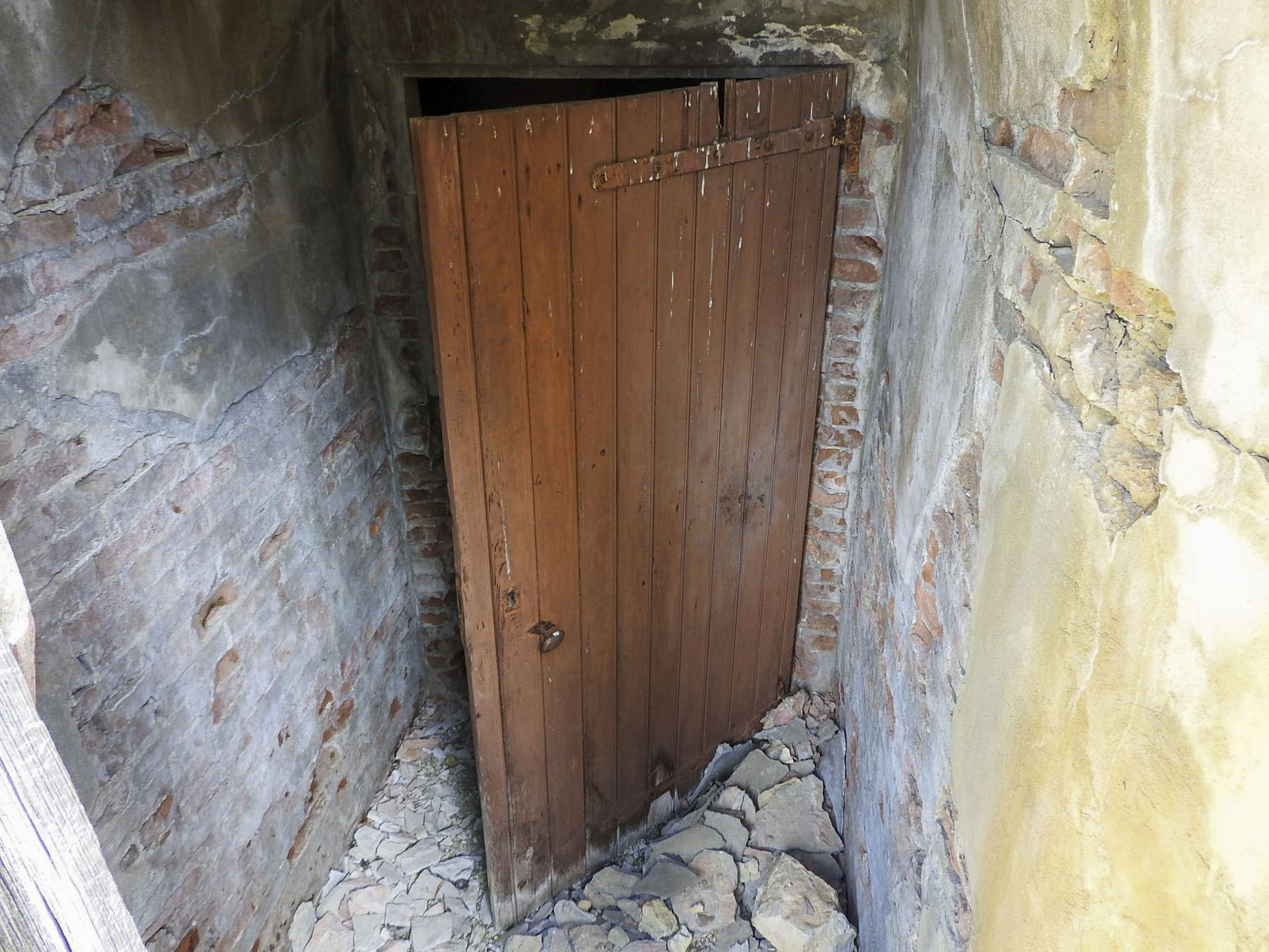 Ligne Maginot - LA LAUZETTE NORD (3° BIE / 154° RAP) - (Position d'artillerie préparée) - La porte intérieure en bois encore en place.