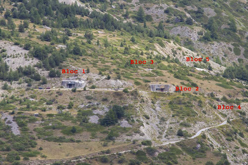 Ligne Maginot - SAINT OURS HAUT (SOH) - (Ouvrage d'artillerie) - Vue d'ensemble depuis le bloc 5 de l'ouvrage de Roche la Croix.
L'emplacement du bloc 4 est indiqué mais son unique cloche n'est pas visible ici.