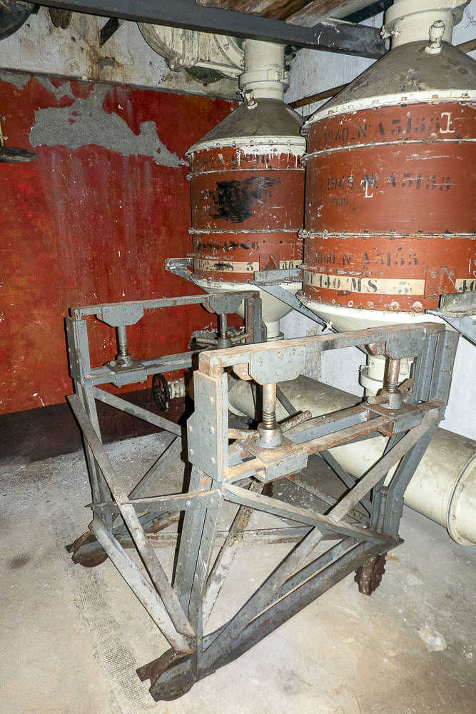 Ligne Maginot - SAINT OURS HAUT (SOH) - (Ouvrage d'artillerie) - Salle des filtres
Chariot pour la manutention et le remplacement d'un filtre