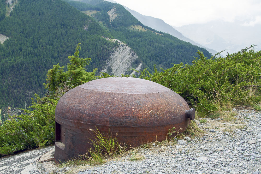 Ligne Maginot - SAINT OURS HAUT (SOH) - (Ouvrage d'artillerie) - Bloc 4
Derrière la cloche GFM on aperçoit, sur sa falaise, l'ouvrage de Roche La Croix