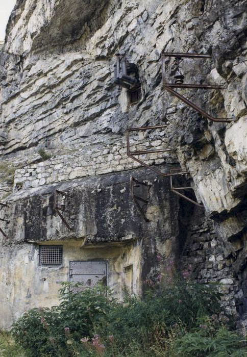 Ligne Maginot - LES AITTES - (Ouvrage d'infanterie) - L'entrée de l'ouvrage
Noter les cheminées en partie haute de la photo