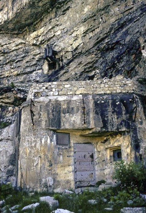 Ligne Maginot - LES AITTES - (Ouvrage d'infanterie) - Le bloc 1 (entrée)
Remarquer les cheminées dans la paroi au-dessus