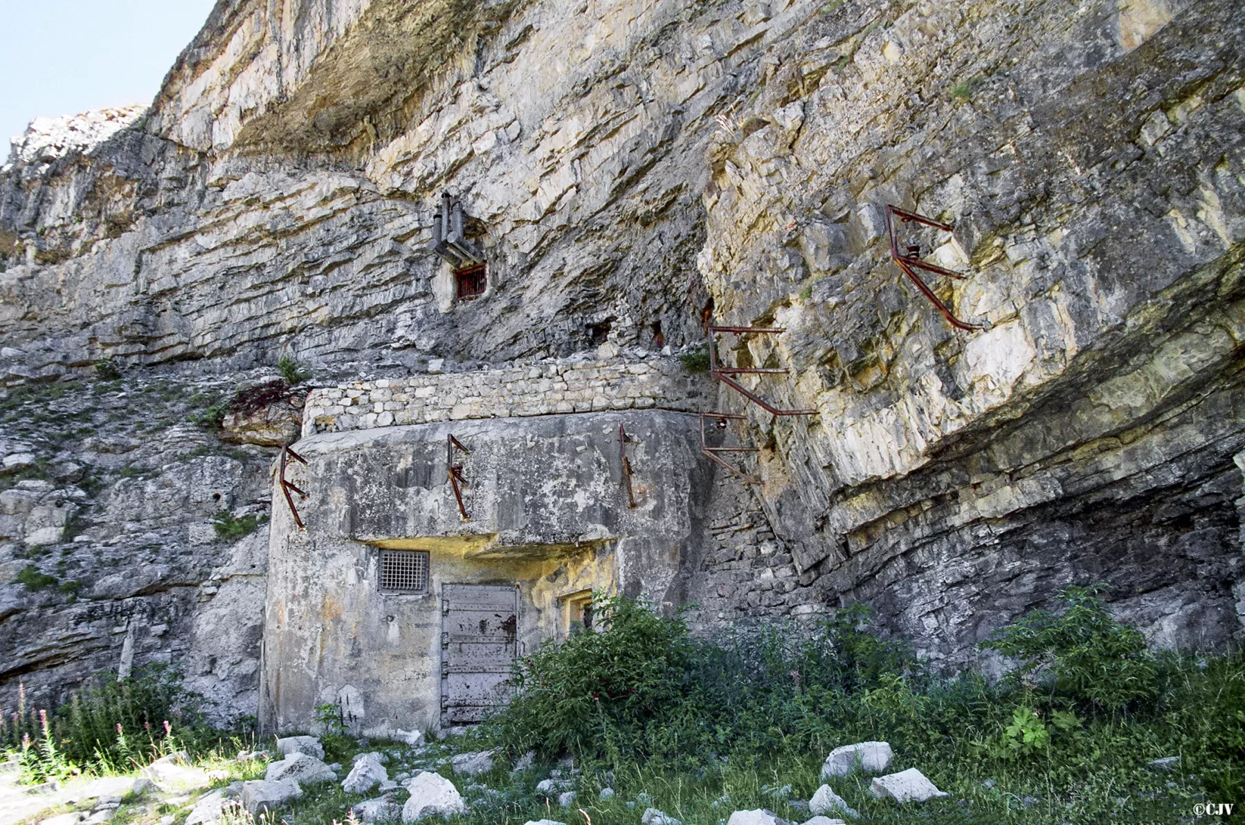 Ligne Maginot - LES AITTES - (Ouvrage d'infanterie) - Bloc 1
Les supports d'antenne radio sont également sur la paroi rocheuse