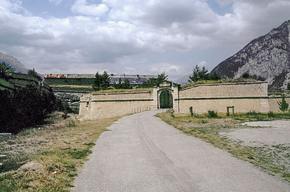 Ligne Maginot - LES TROIS-TETES - (Casernement) - Portail de la demi-lune protégeant l'entrée Est