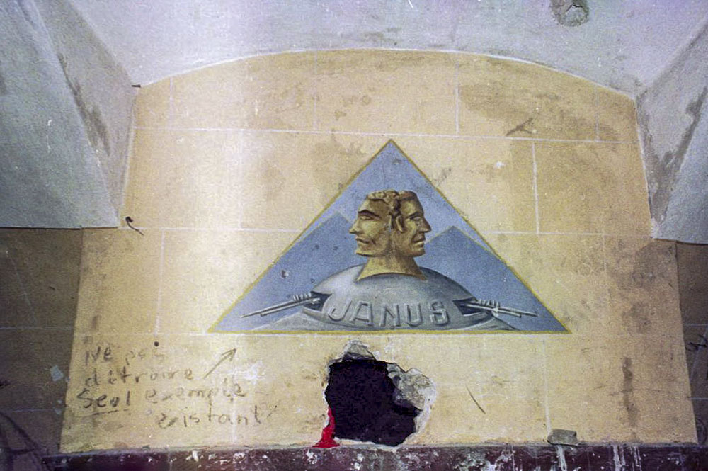 Ligne Maginot - RANDOUILLET (72° BAF ET LE 154°RAP) - (PC de Sous-Secteur) - La célèbre fresque de Janus. Elle a aujourd'hui quasiment disparue.