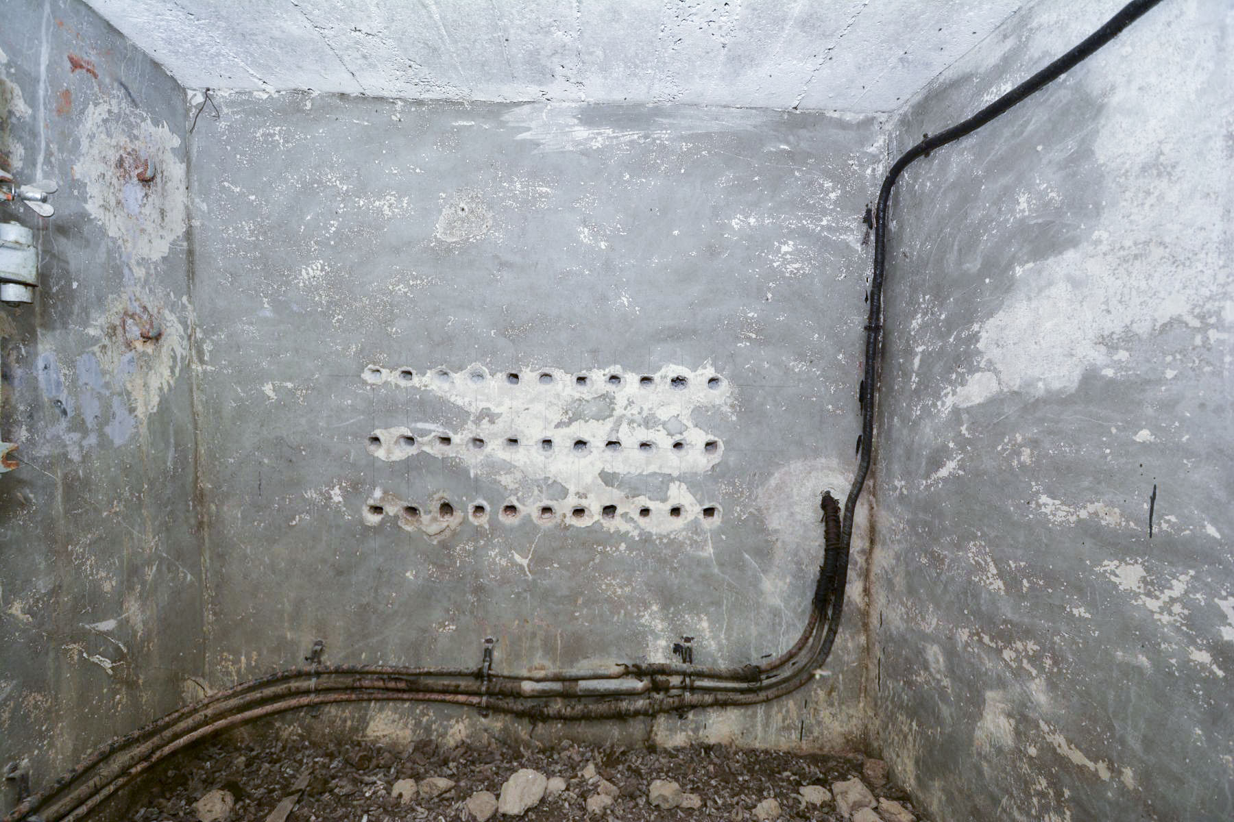 Ligne Maginot - PIED DU JANUS - (Chambre de coupure) - Entrée de câble coté plateau des Gondrans.
Câbles depuis Briançon via la chambre de coupure Gondran Camp , vers le Gondran A  et les lignes de campagne
L'usage de la  série d'orifices sur trois lignes est inexpliqué