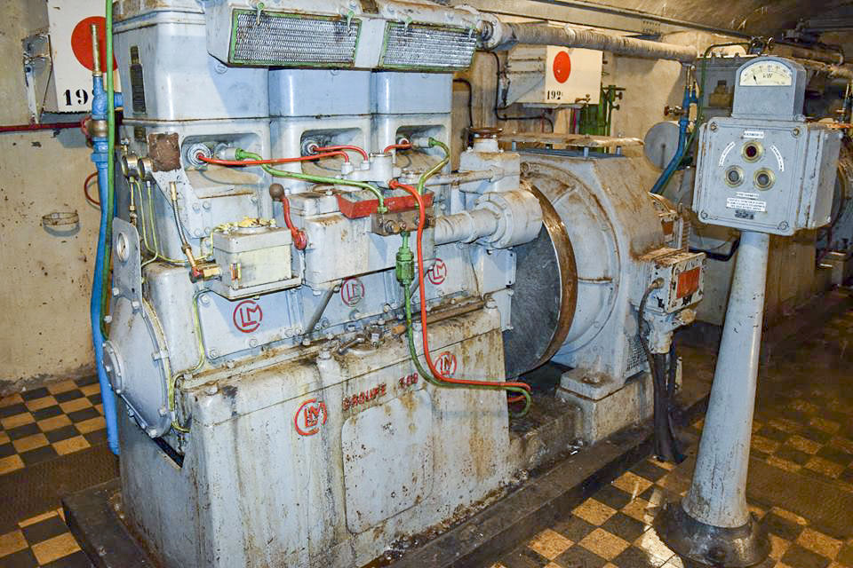 Ligne Maginot - Ouvrage d'artillerie de ROCHE la CROIX - L'usine électrique 
Groupe éléctrogène à moteur CLM 308