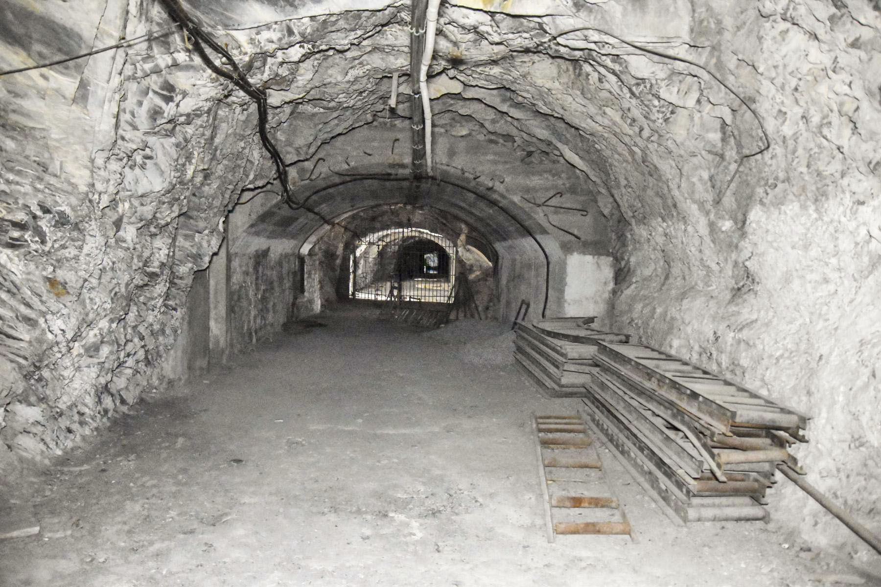 Ligne Maginot - TOURNOUX - BATTERIE XII - (Position d'artillerie préparée) - Couloir menant aux batteries, avec les convoyeurs à rouleaux pour le transport des munitions.