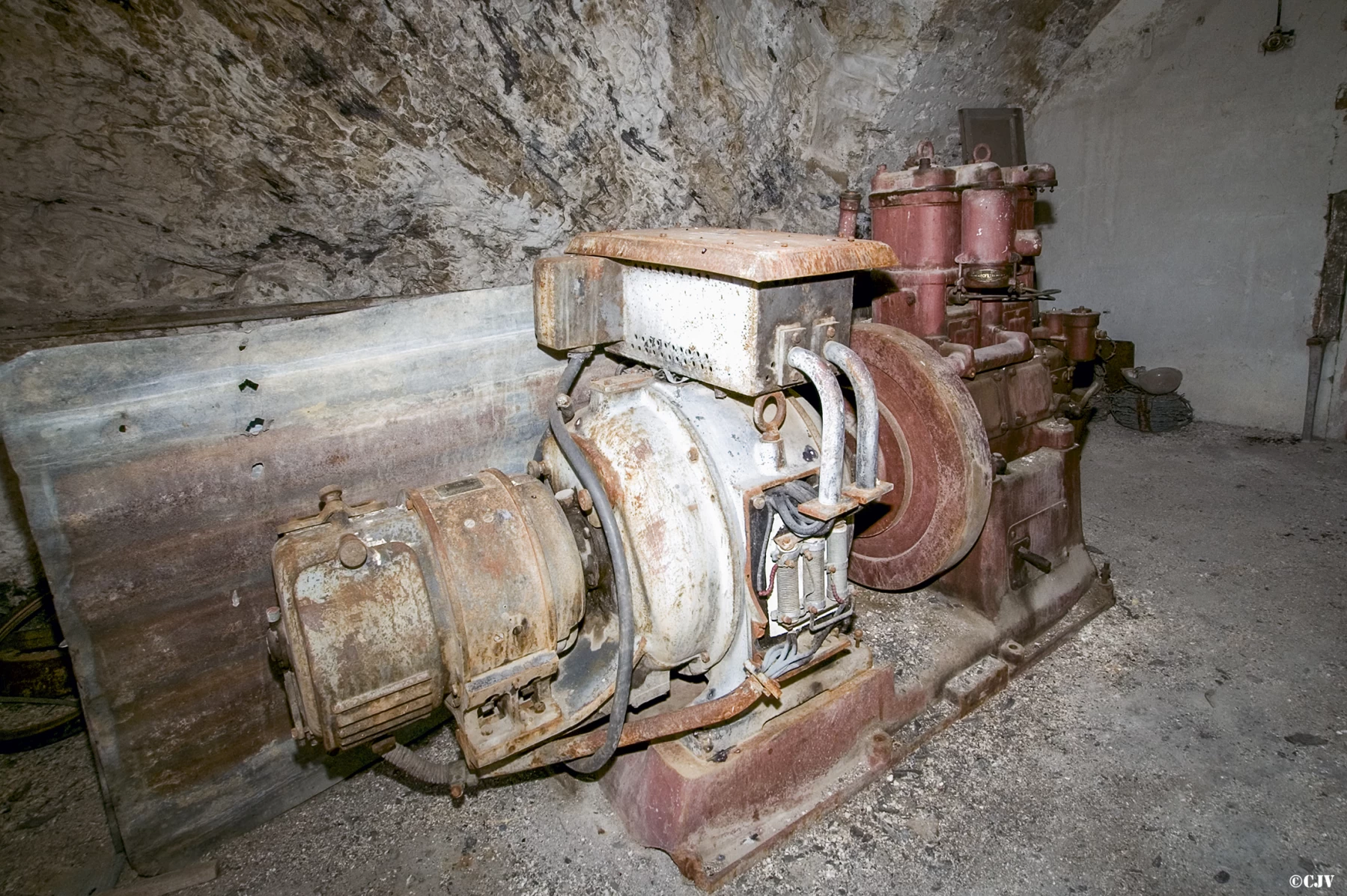 Ligne Maginot - TOURNOUX - BATTERIE XII - (Position d'artillerie préparée) - Le groupe CLM 2PJ 65 alimentant la batterie et le central téléphonique.
Il n'est pas à sa position d'origine.