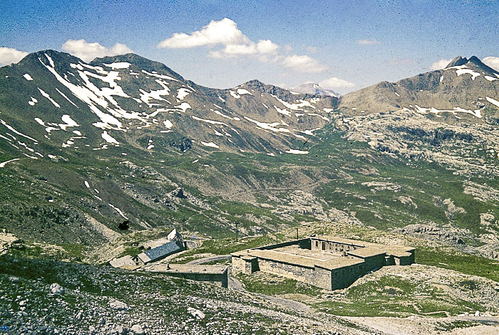 Ligne Maginot - CAMP DE RESTEFOND - (Casernement) - Le fort, les dépôts plus bas et le pavillon des officiers en premier plan