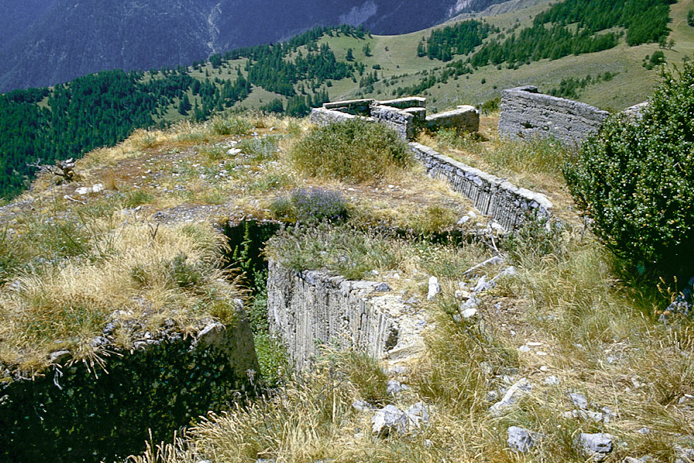 Ligne Maginot - CONCHETAS C2 - (Cuve pour arme d'infanterie) - Tranchées et position de mortier ou de mitrailleuse sur les dessus